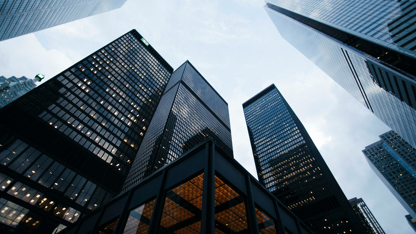 Projects tokenizing luxury & commercial real estate in 2025