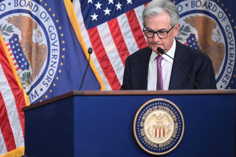 Fed Faces Growth-and-Inflation Squeeze, but Powell Signals No Rush to Move